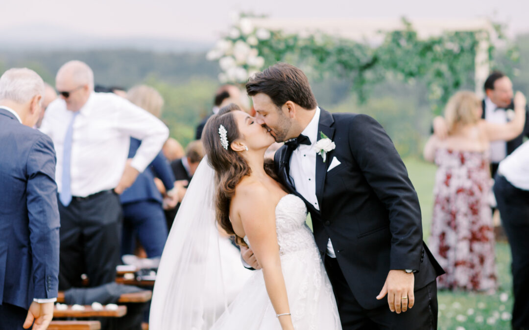 TIMELESS WHITE AND BLUSH AT A VIRGINIA VINEYARD